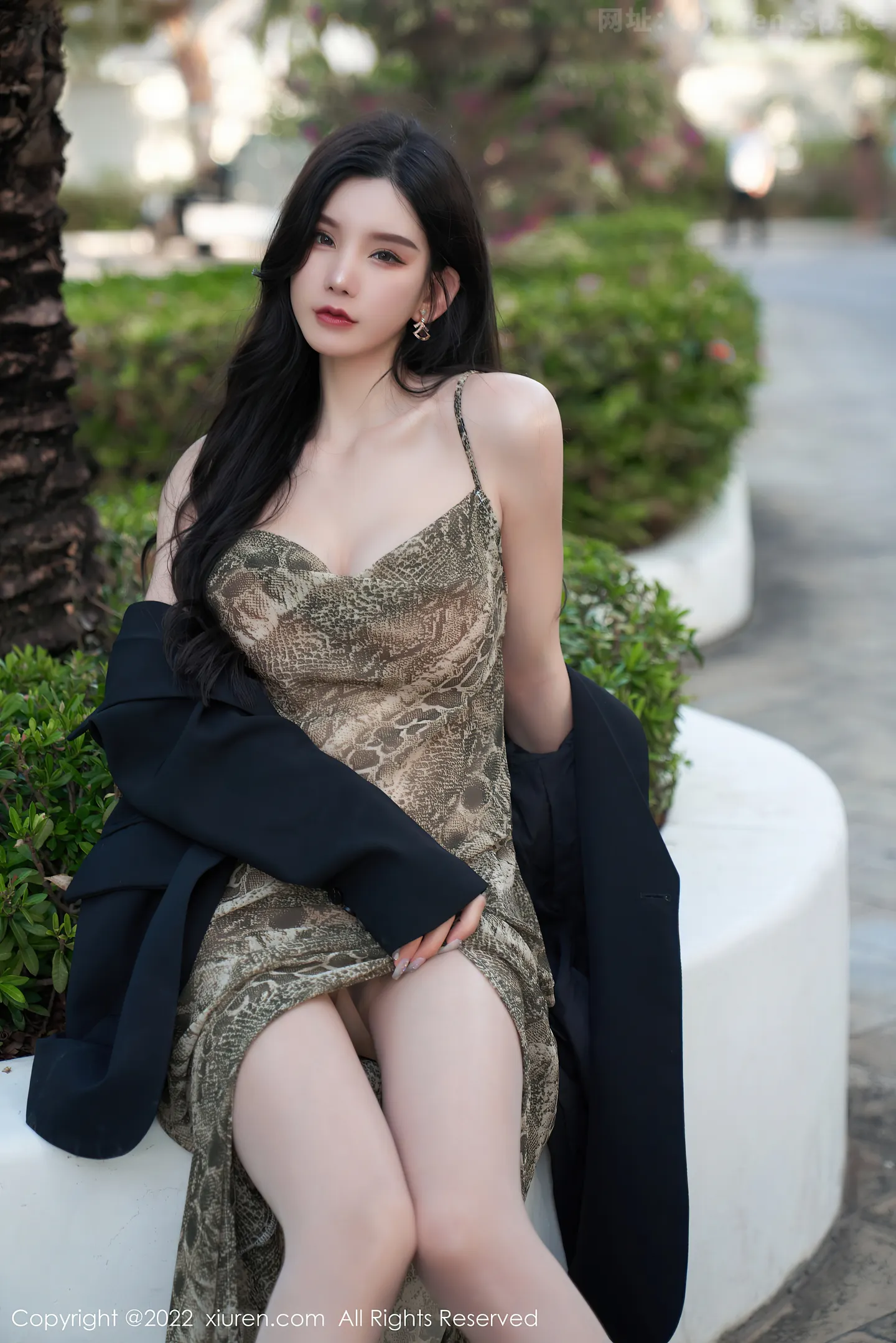 图片[4]-[XiuRen秀人网]VOL.4676 女神周于希Sally三亚旅拍吊带裙配肉丝裤袜秀惹火身材诱惑写真64P-秀人网官方网站